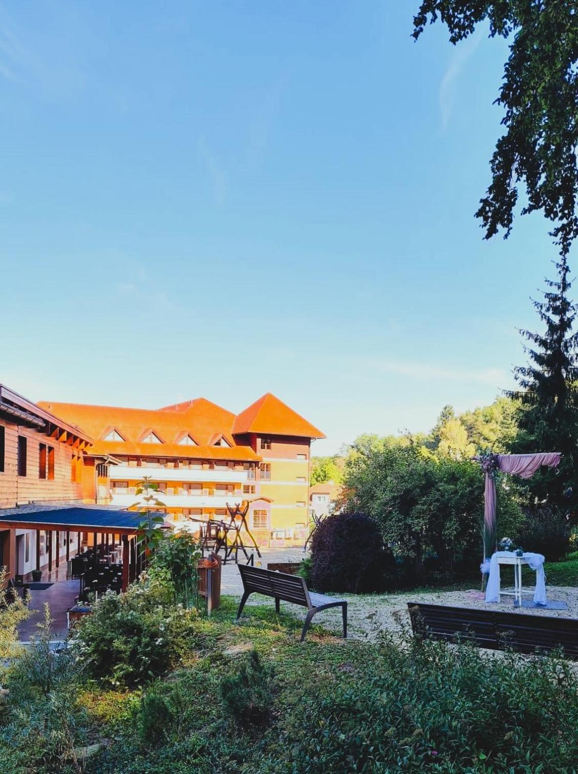 Hotel Ambra Luhačovice Exterior foto